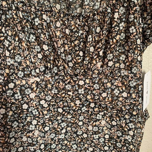 Short Black floral dress with white & peach flowers. Size XL. - Picture 2 of 3